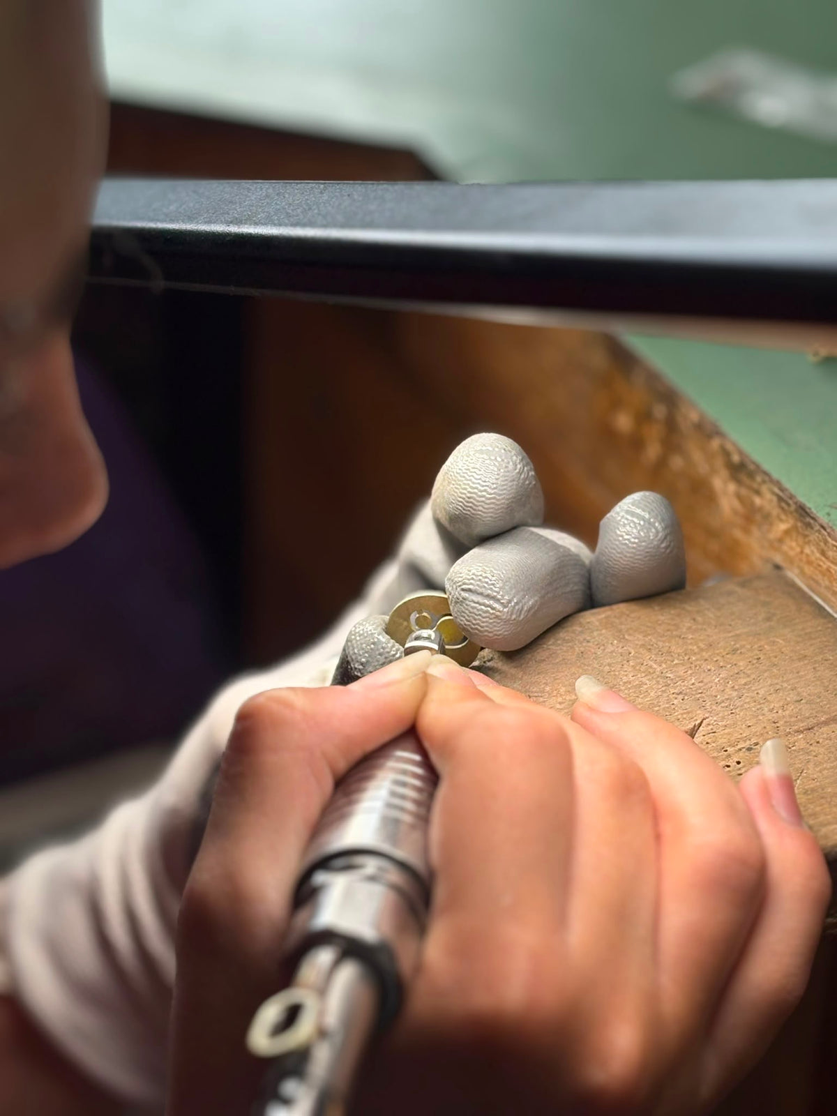 L'atelier de joaillerie médalhia en plein fabrication d'une médaille LION signe du zodiaque, fabriquée spécialement pour vous. 