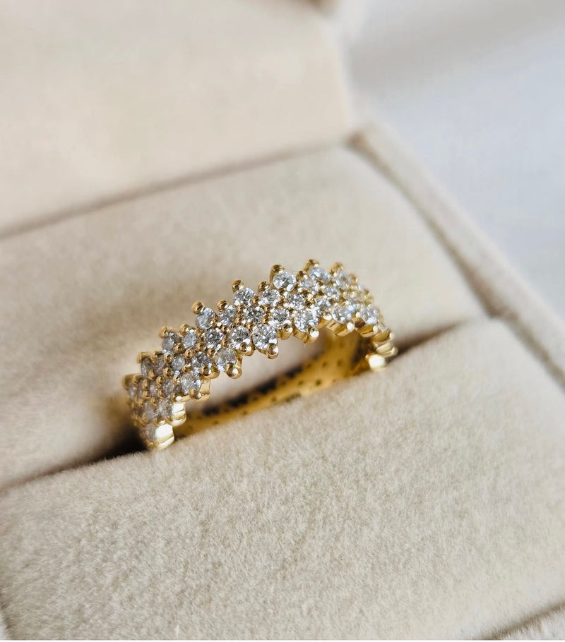 Bague de fiançailles en or 18 carats sertie de diamants naturels dans notre atelier Médalhia