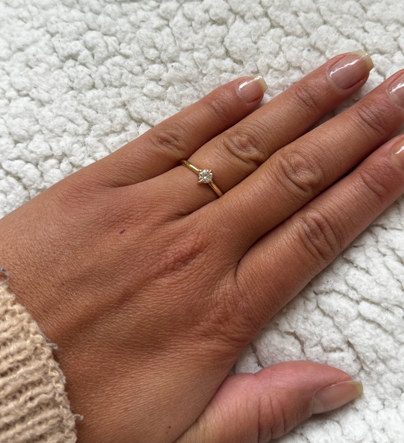 Une bague solitaire Médalhia, créée et sertie avec un diamant naturel et en or 18 carats. 