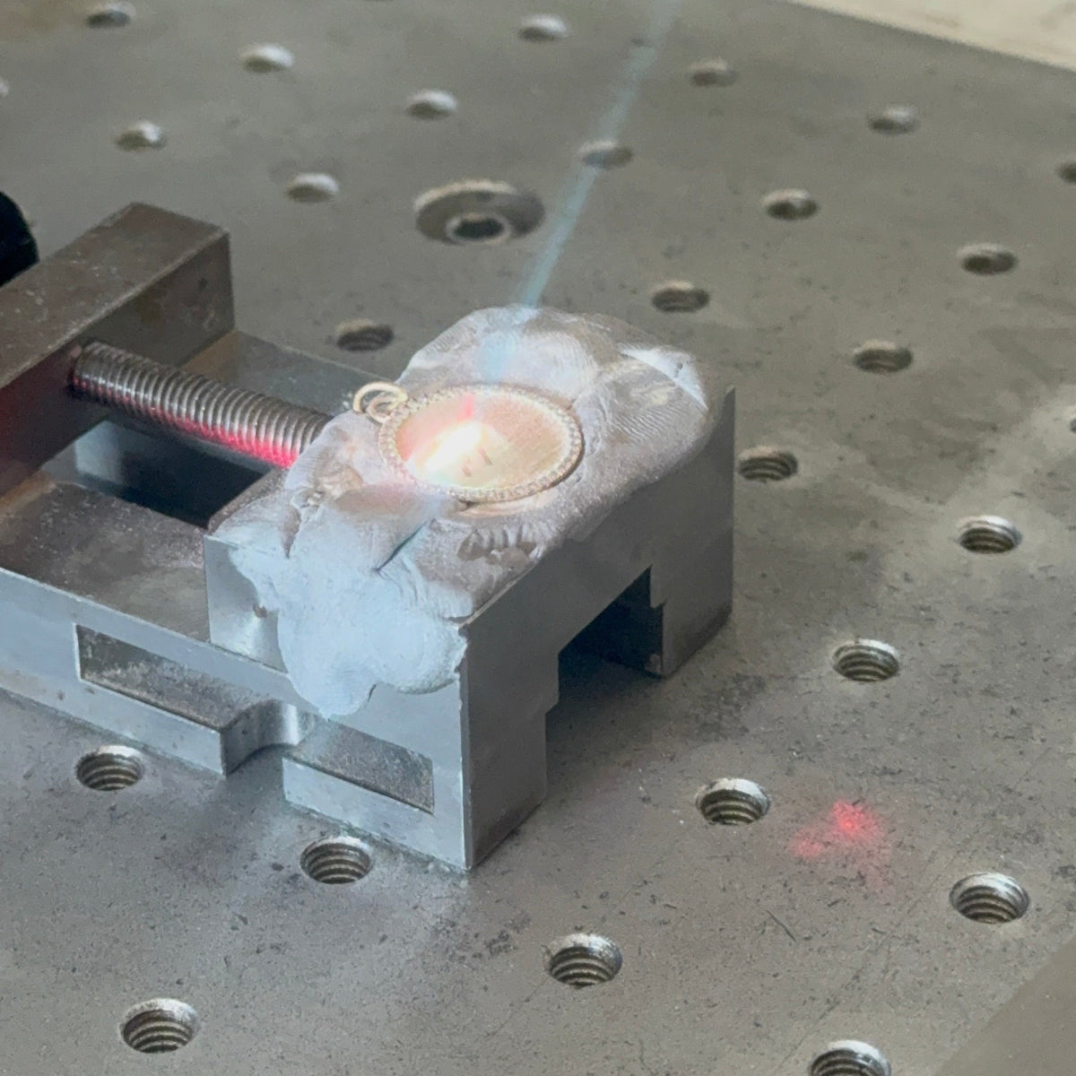 Une médaille Médalhia en pleine gravure grâce à notre machine de gravure au laser. Elle raconte vos histoires et les gravent à jamais dans l'or. 