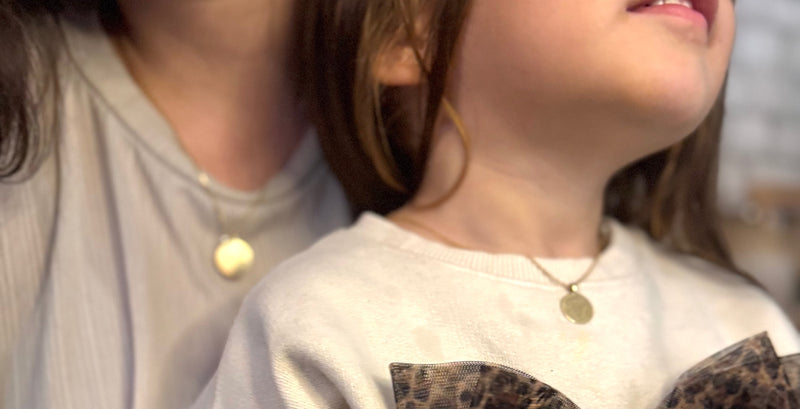 Une maman et sa fille qui portent toutes les deux des médailles médalhia, qui gravent leur histoire et leur amour. 
Fabriqué dans notre atelier de manière artisanale.