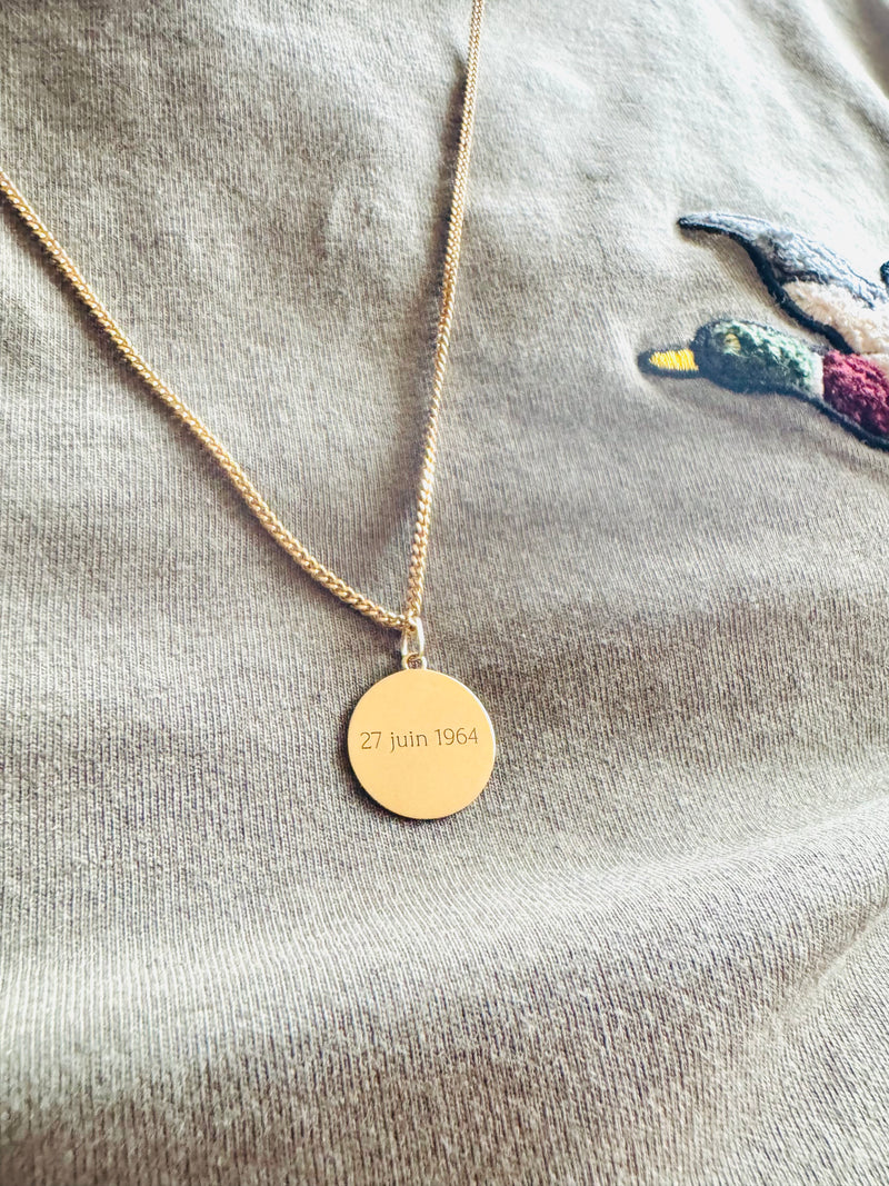 Une médaille en or 18 carats portant une date de mariage, unique, émouvante et à jamais porté pour raconter un souvenir d'amour. 