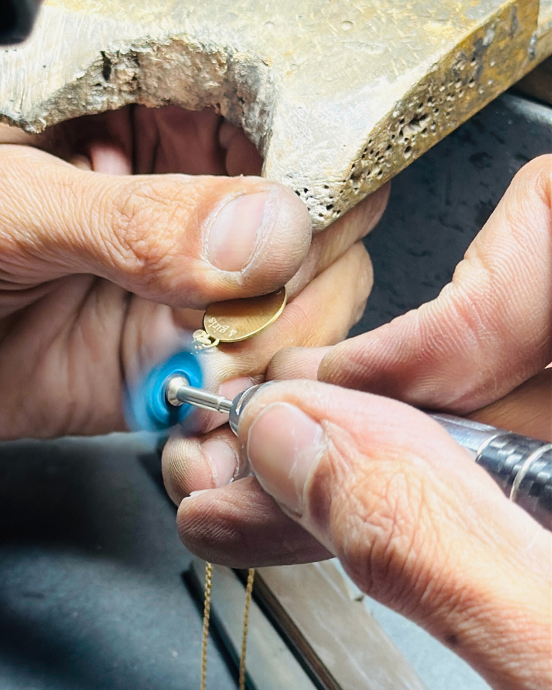 Médaille en or 18 carats dans notre atelier parisien Médalhia fabrication artisanale.
